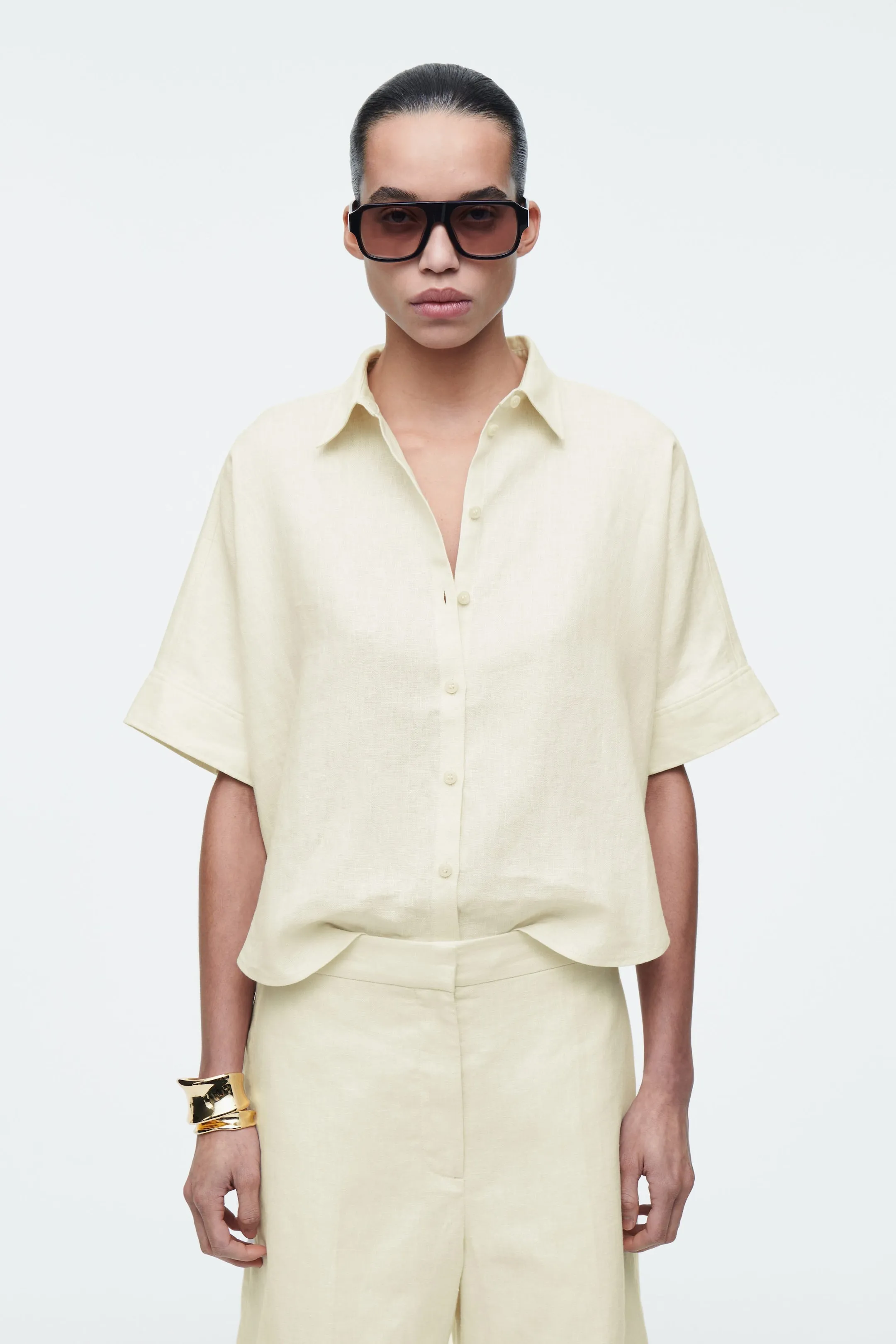 Boxy short-sleeved linen shirt