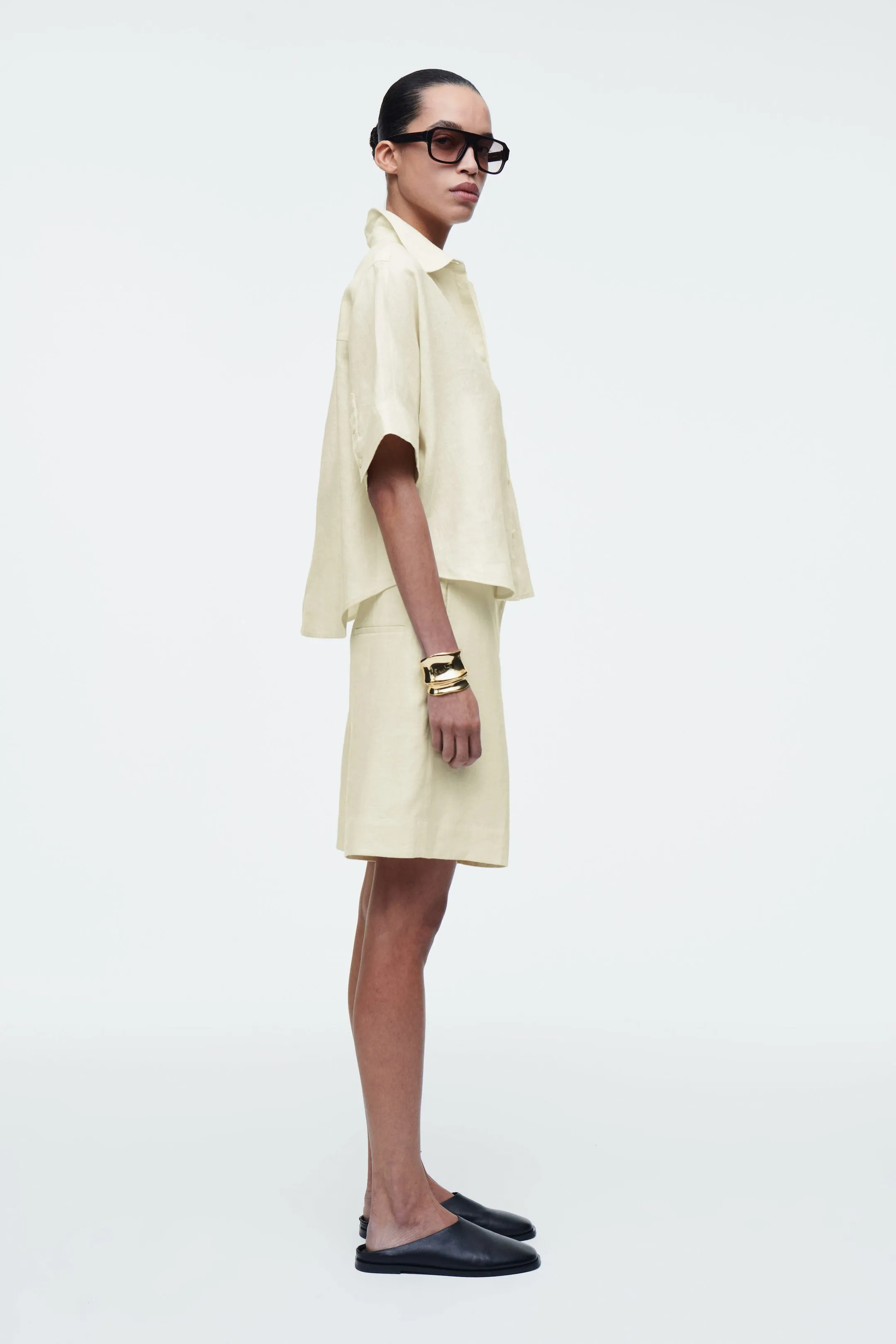 Boxy short-sleeved linen shirt