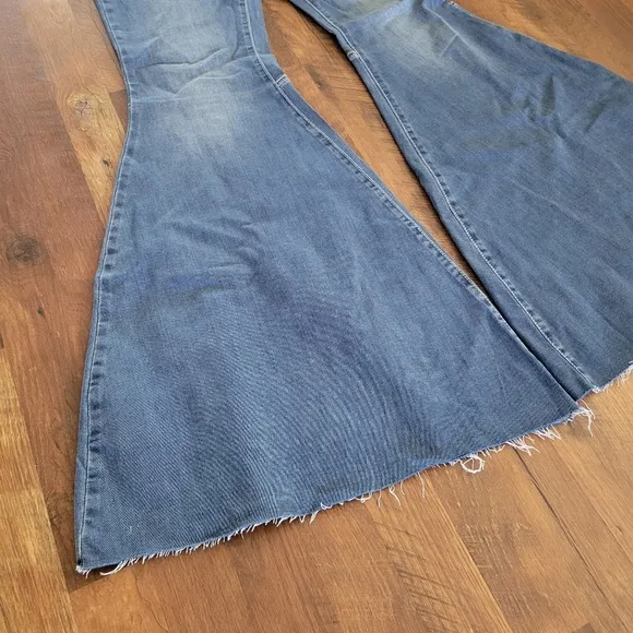 NWT WE THE FREE Just Float On Flare Size 29 Jericho Blue Raw Hem high rise