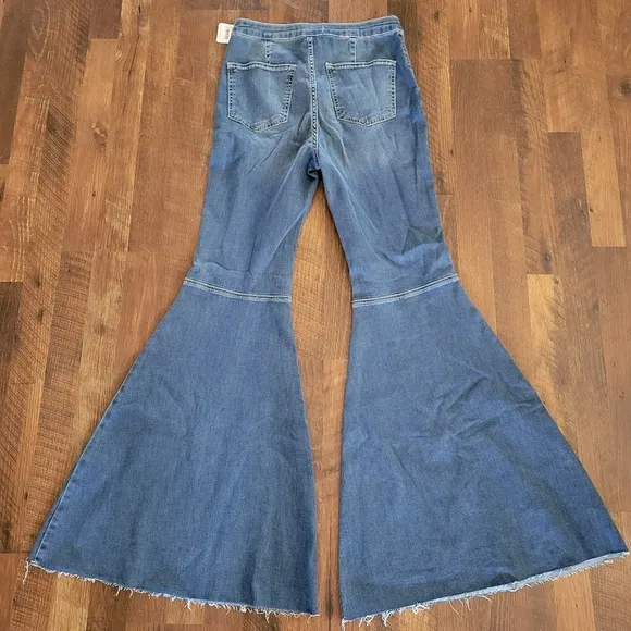 NWT WE THE FREE Just Float On Flare Size 29 Jericho Blue Raw Hem high rise