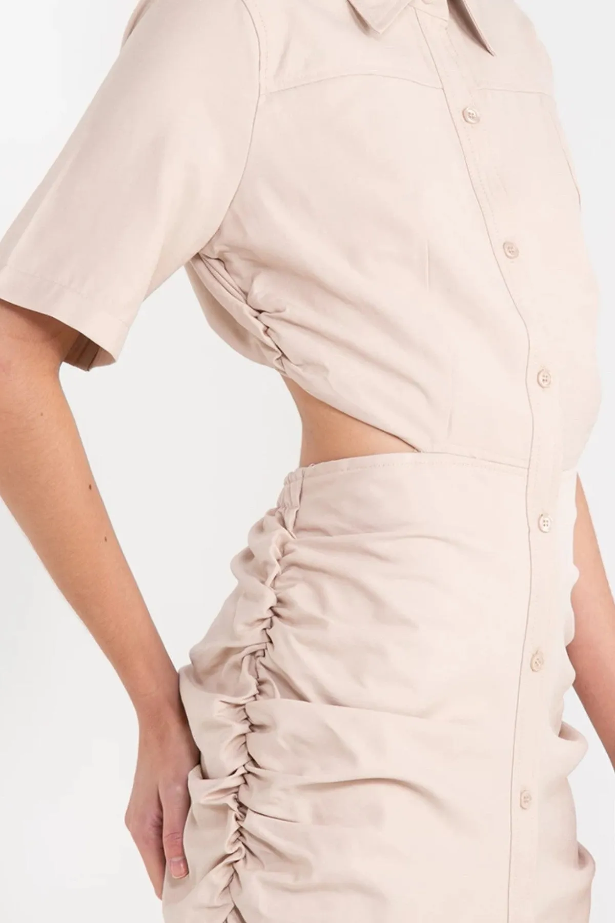 OAKLEY Open-Back Button-Down Ruched Sides Midi Dress (Light Beige)