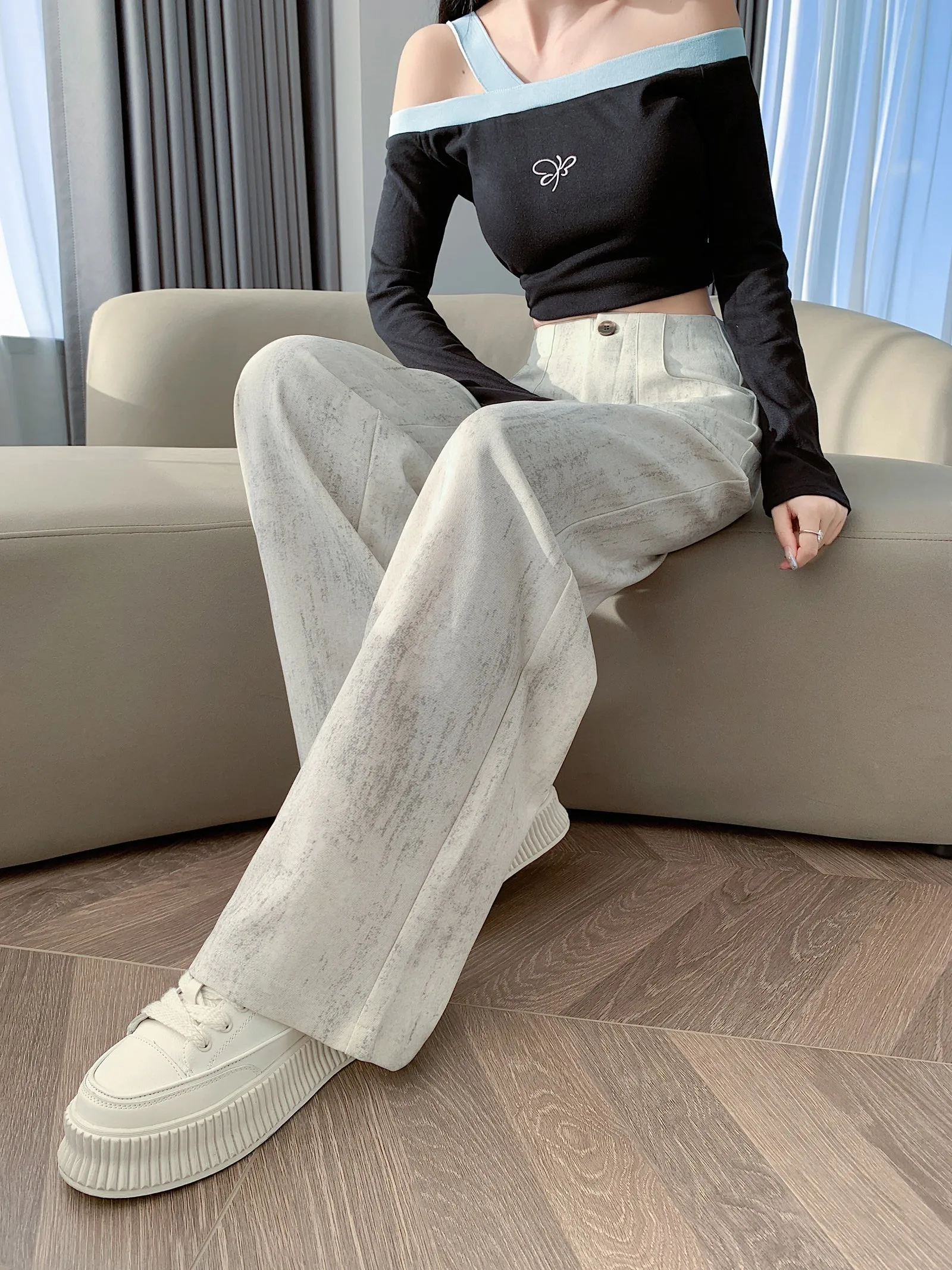 Stylish Loose Fit Women's Straight Leg Trousers with a Flattering Look