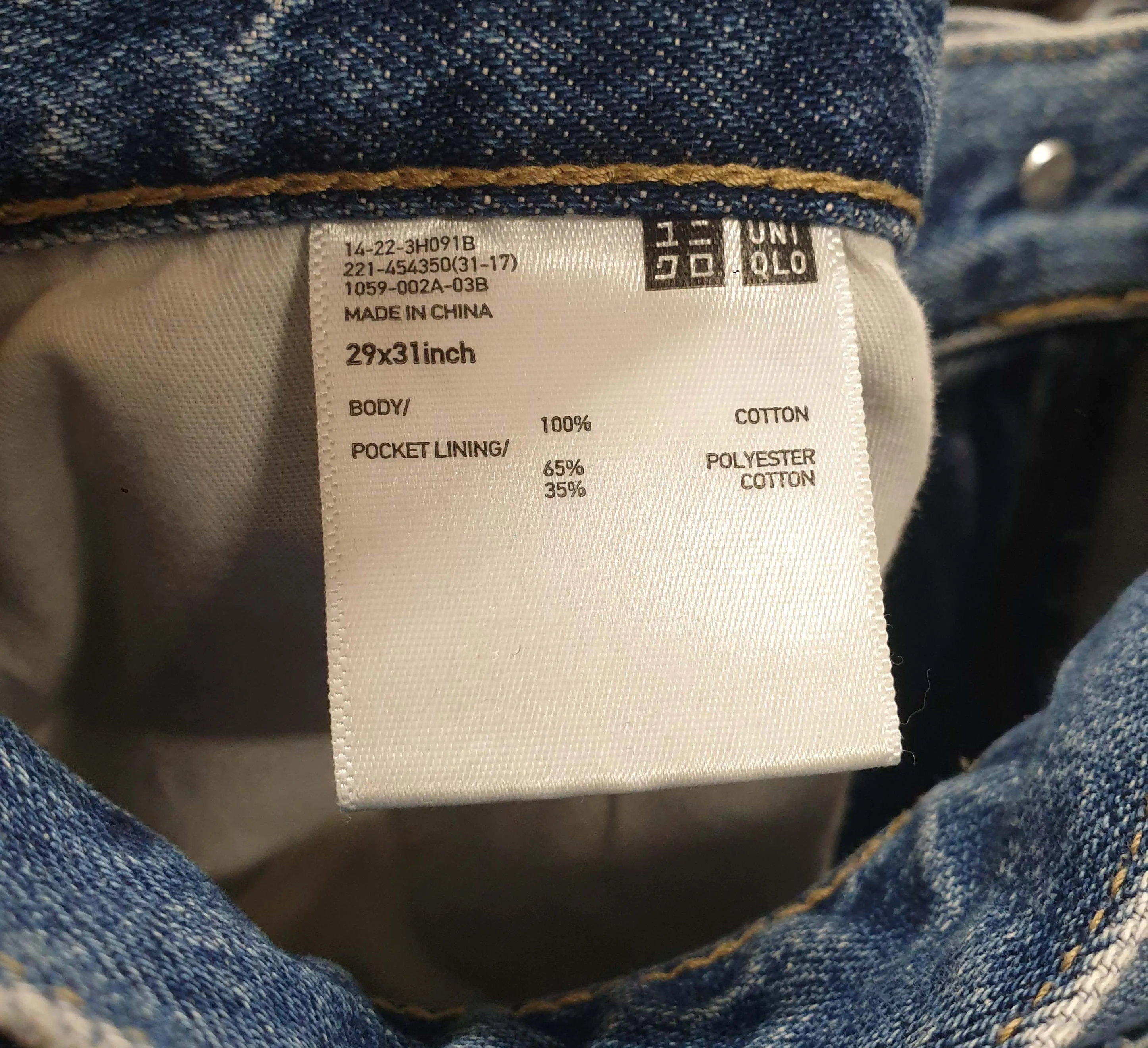 Uniqlo mid-denim straight leg jeans size 29, best fits 12-14